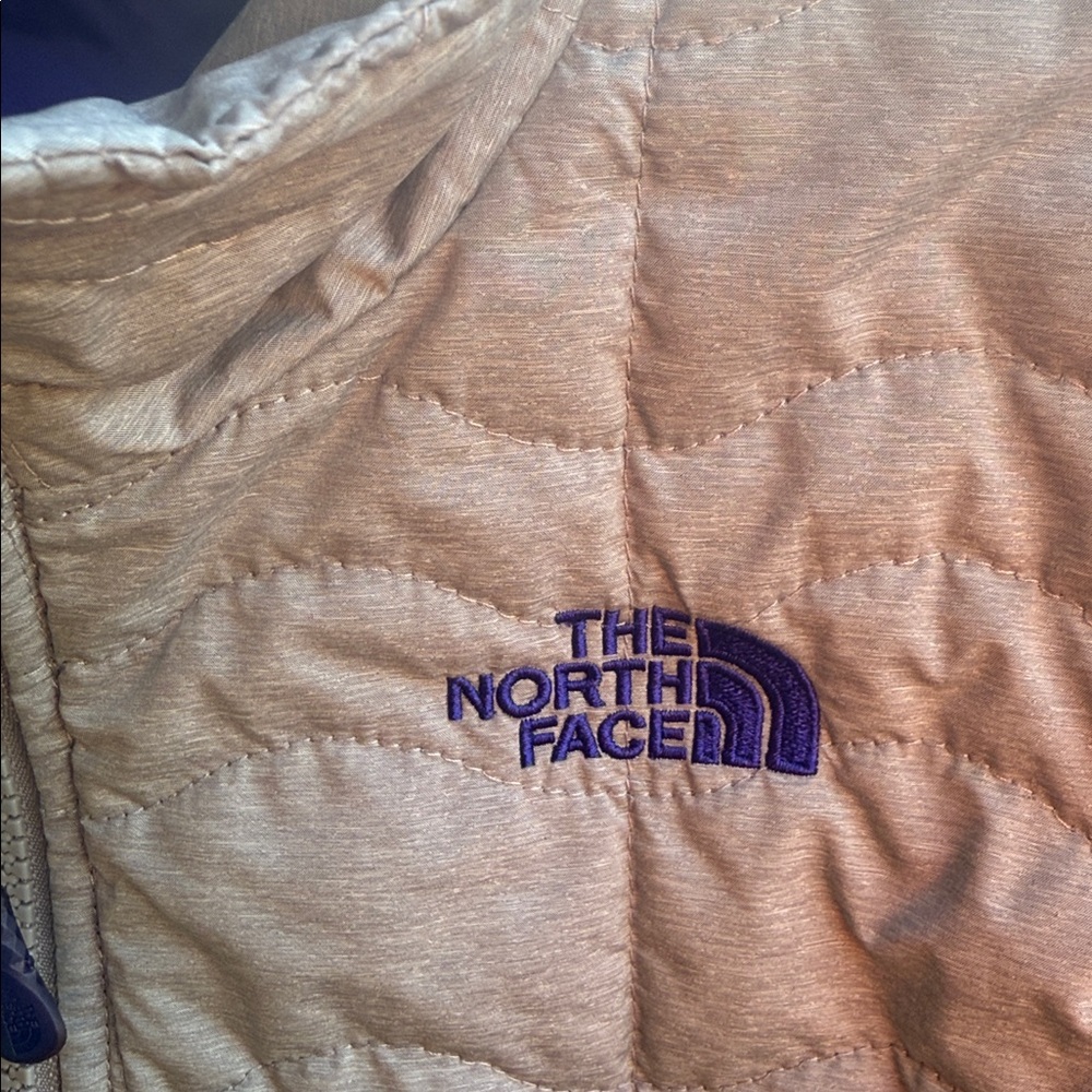 The North Face Ladies S Quilted Gray Light Puffer Jacket lined w/purple - Picture 4 of 12